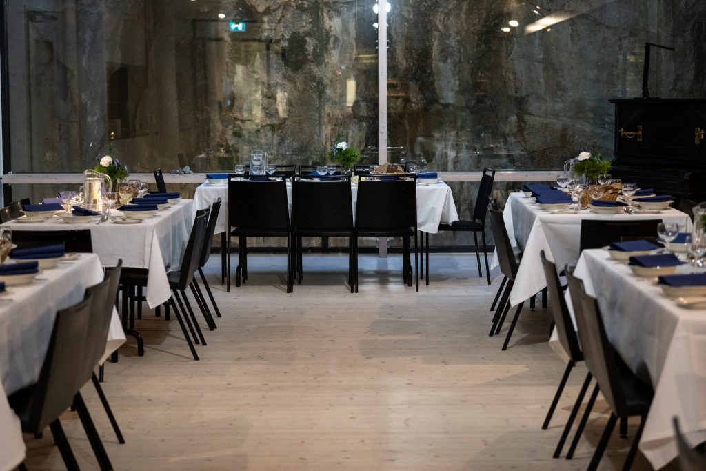 Kuva Fiulista juhlakattauksessa.