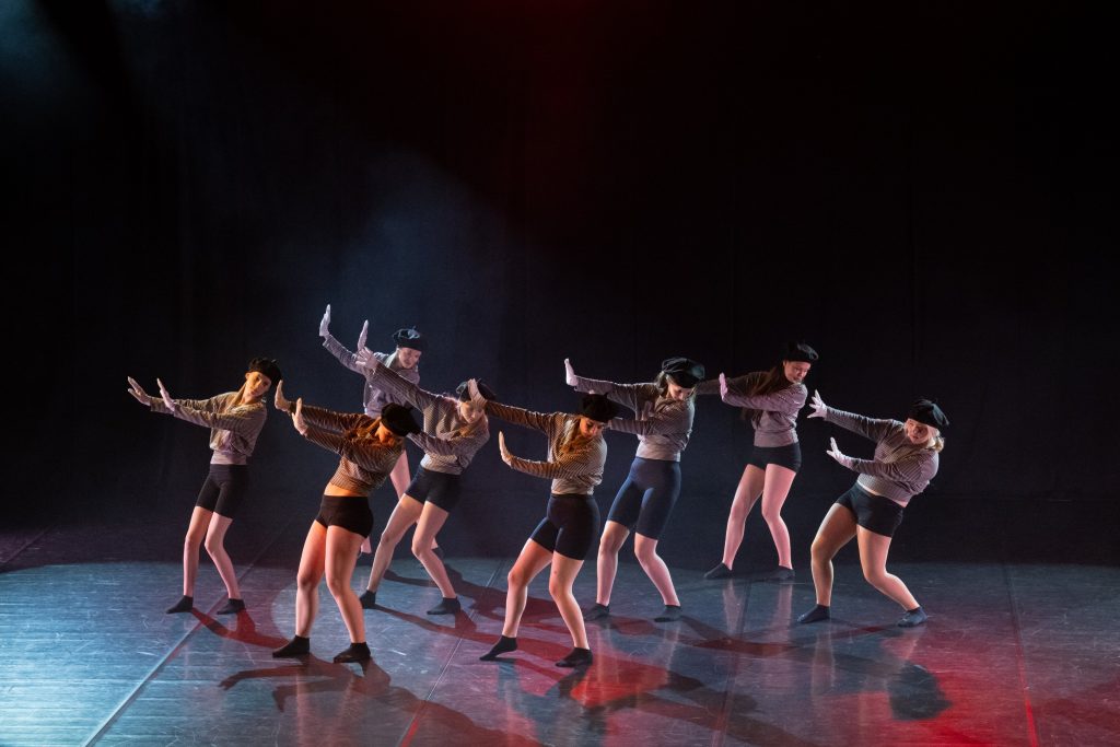 Kuva showtanssiryhmästä esiintymässä Kaustinen-salissa keväällä 2026